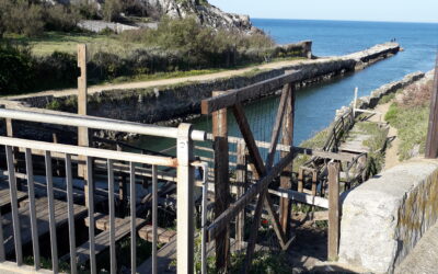 Perché è chiuso il lungo molo  destro della foce del lago di Paola?