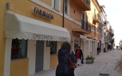 VIALE TITTONI, LA STRADA DELLE FARMACIE. 2 FARMACIE NEL RAGGIO DI 400 METRI.